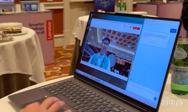 CES 2024丨PC新物种大爆发，透明屏乱战，车载屏火了，AI正深入一切！