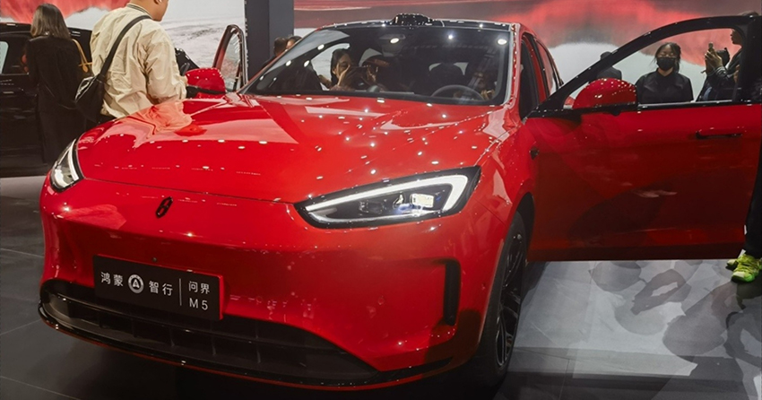 价格完全一样！问界新M5和理想L6贴身肉搏，余承东放话智驾比特斯拉更好