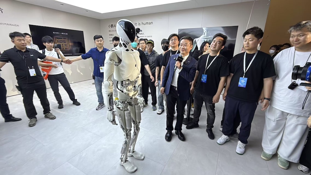 上海车展首日：雷军没来小米展台仍爆满，余承东预言新车“大爆”，何小鹏忙着遛“人”