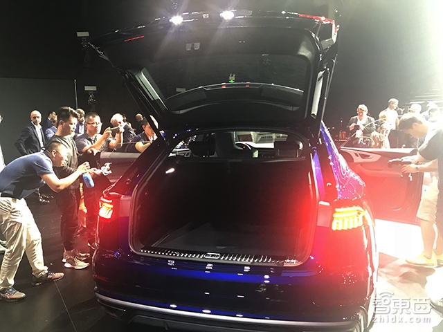 定了!奥迪纯电SUV明年国内上市 Q8刚刚全球首发