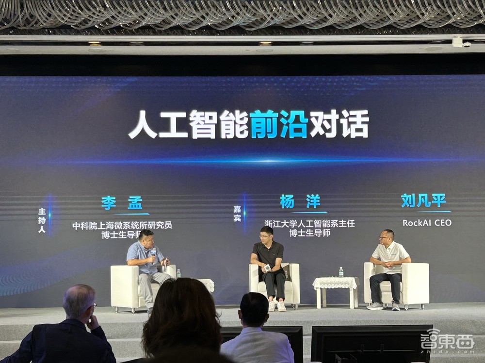 国产非Transformer大模型再升级!押注群体智能,落地五大硬件,性能跑赢Llama 3