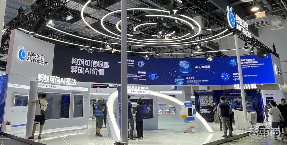 30多款大模型隔空斗法，大算力AI芯片密集炫技！WAIC展会亮点一文看尽