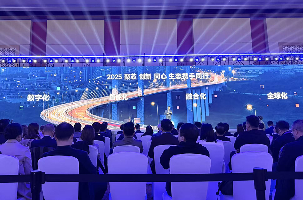 陈立武讲中文!英特尔中国区董事长亮相,晒AI“全家福”