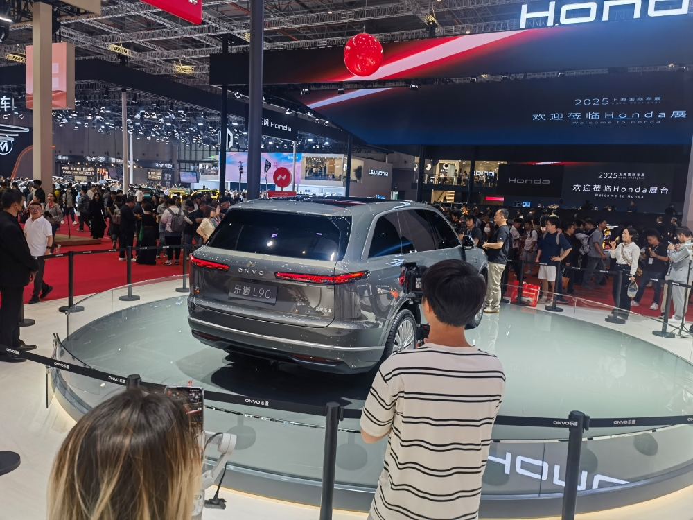 上海车展首日:雷军没来小米展台仍爆满,余承东预言新车“大爆”,何小鹏忙着遛“人”
