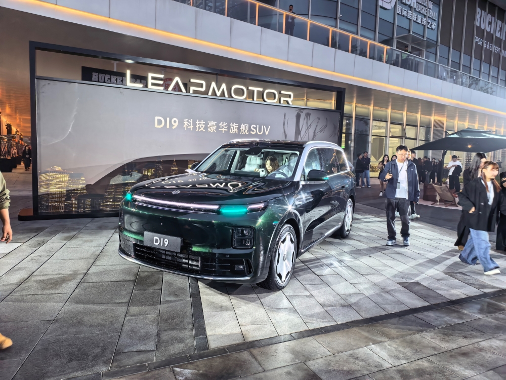 零跑杀疯了!9系旗舰SUV干到20万出头,发布会现场欢呼声炸了