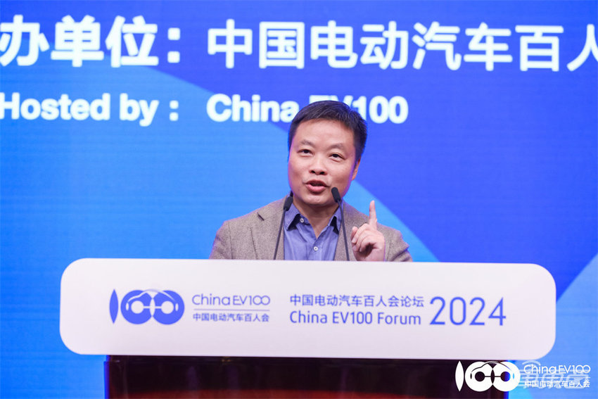 余承东当面称智驾体验比小鹏好!何小鹏首曝15万元新车!百人会首日大佬齐放狠话