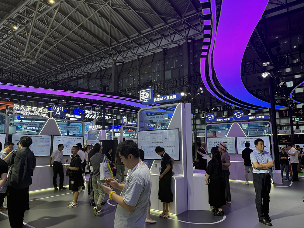 人工智能大会彻底引爆!展区水泄不通,门票炒到2000多,暴走3万步带来最全看点