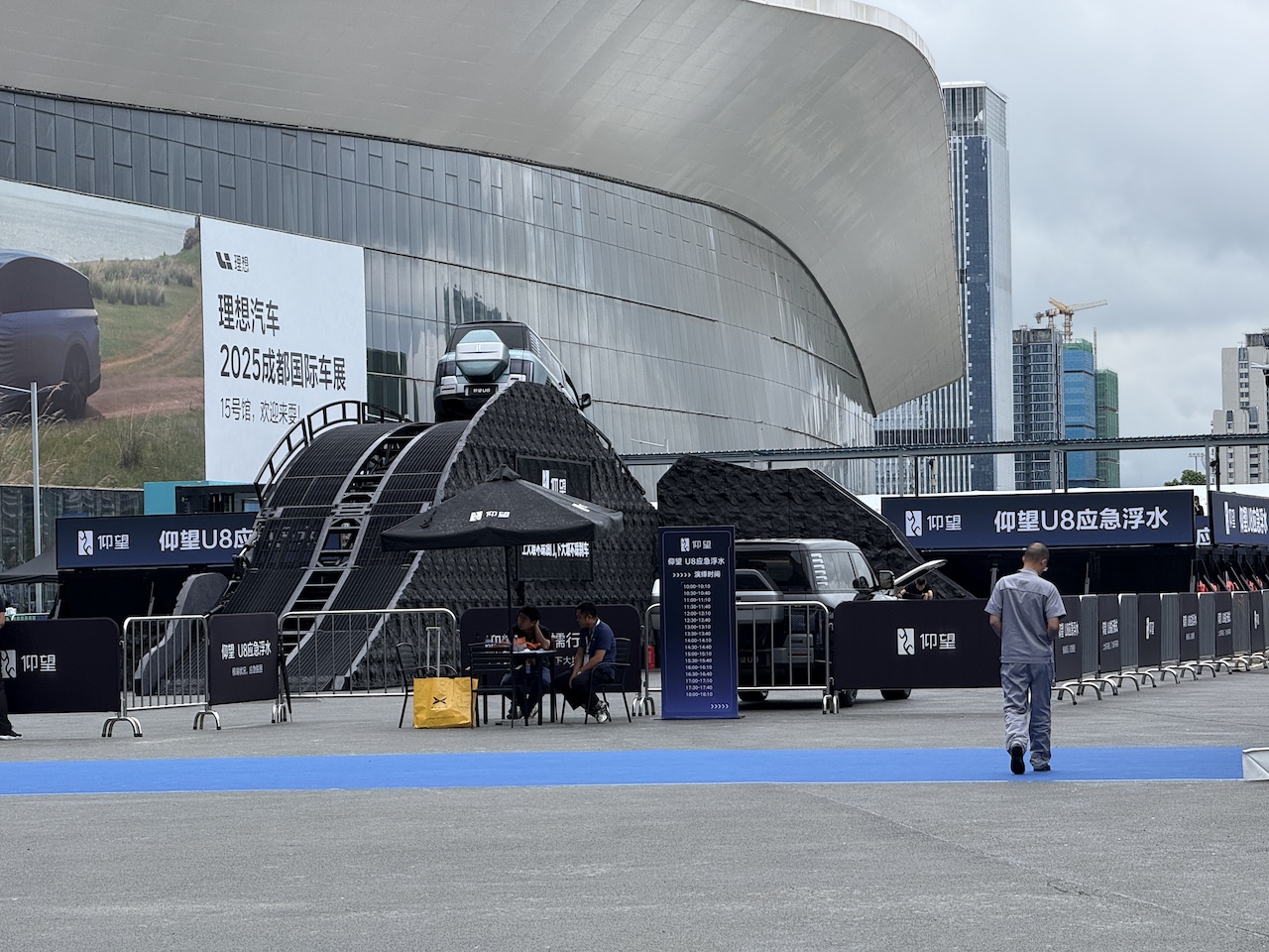 洋豪品牌一个没来！国产车价格战现场开打，暴走3万步看成都车展六大真相