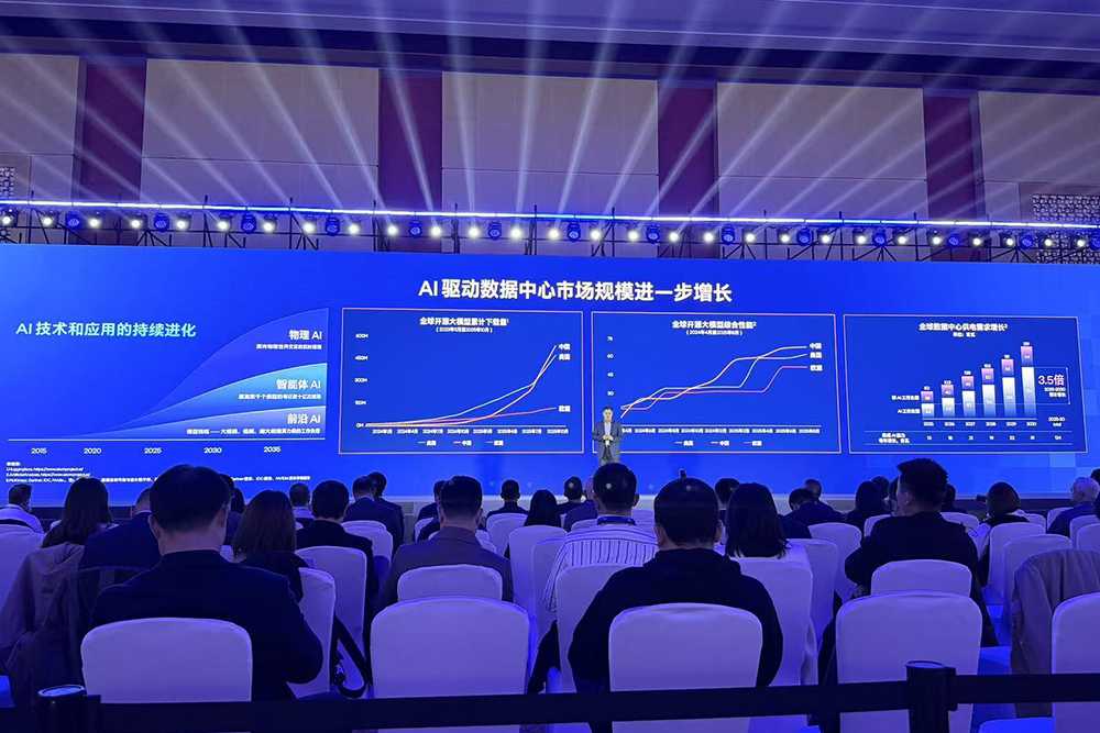 陈立武讲中文!英特尔中国区董事长亮相,晒AI“全家福”