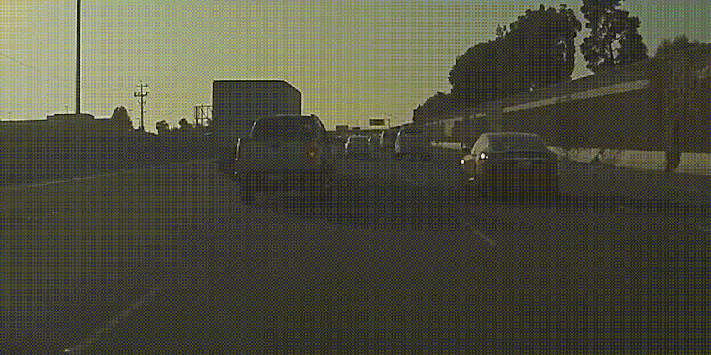 特斯拉222起事故遭讨伐!纯视觉方案再引争议,黑暗场景无法识别障碍物