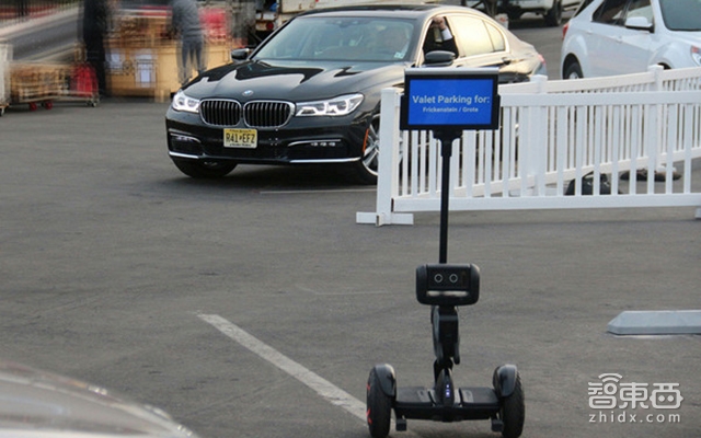 给英特尔CEO递矿泉水 机器人路萌变身快递员