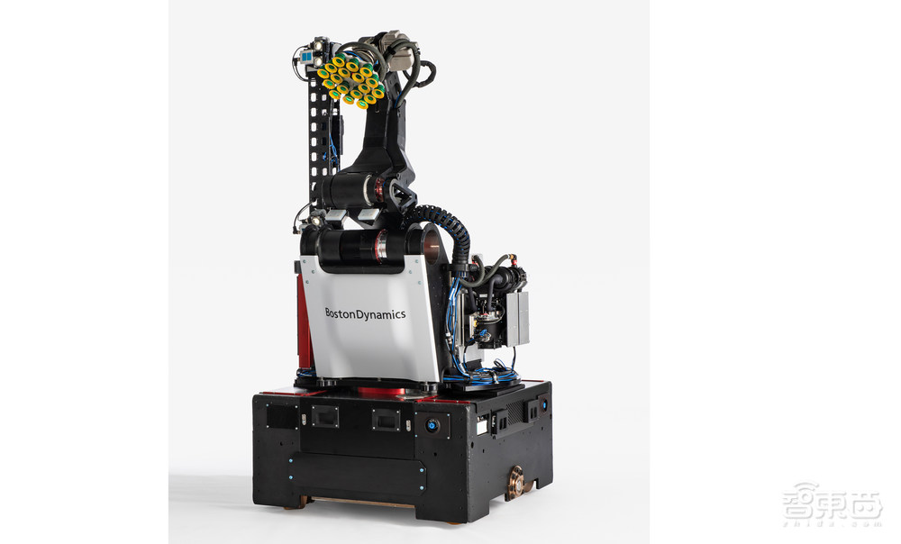 波士顿动力机器人进工厂“搬砖”！1小时搬800箱，16小时不用续航