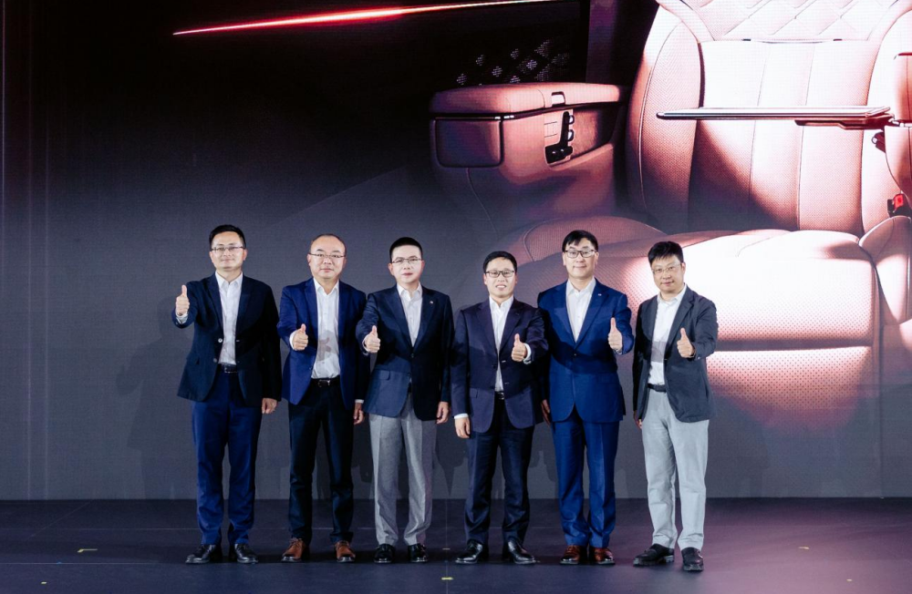 传祺向往M8乾崑版亮相！华为智驾智舱全面赋能，还有零重力座椅、大冰箱