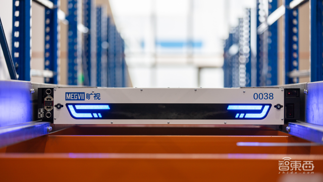 旷视推智能托盘四向车新品！背后“大脑”一口气调度80台车