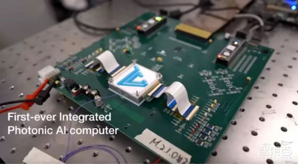 一篇论文引发的光子AI芯片革命！这次真想要了摩尔定律的命