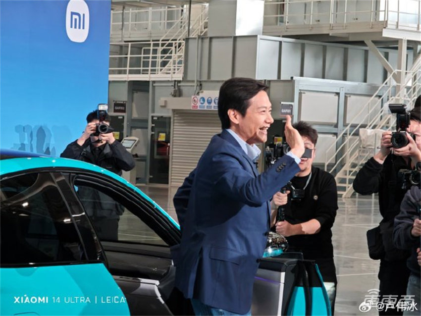 牌面！小米SU7提车，雷军弯腰开门，网友：雷总开门就值30万