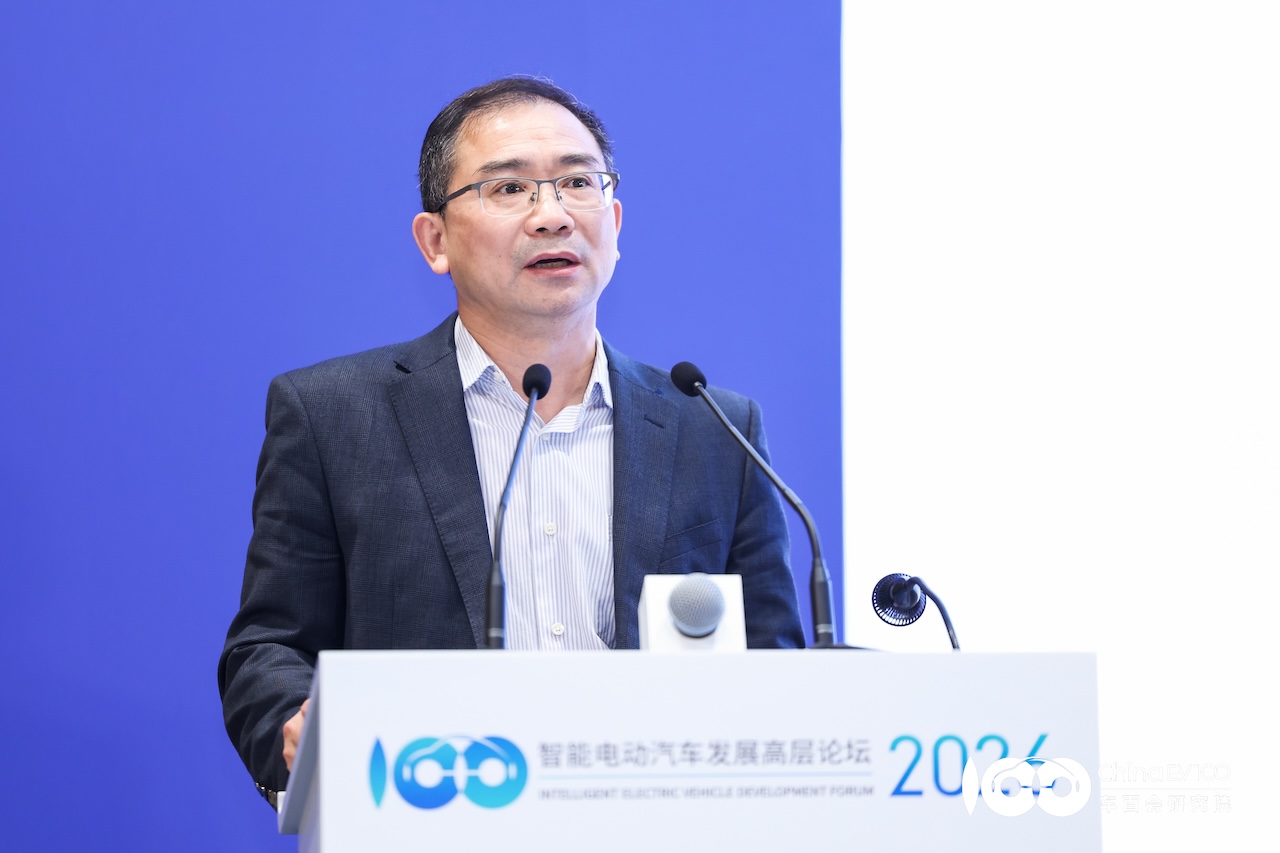 车圈智能化下半场打法变了！基座模型物理AI重构智驾，L4不能再打价格战