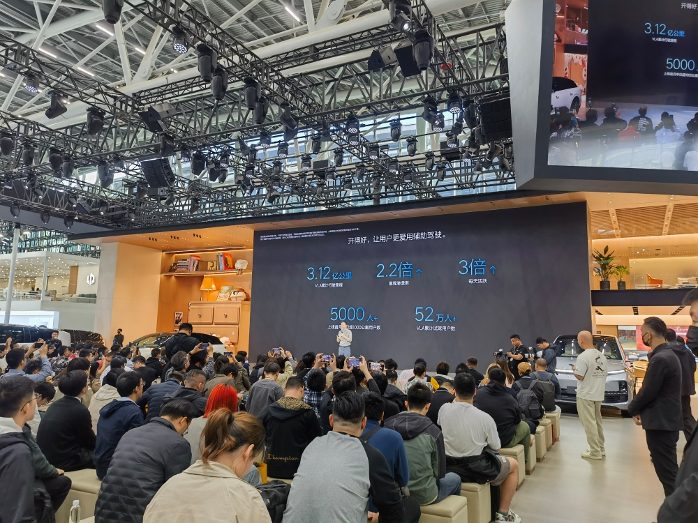 理想推出VLA充电功能！车辆可自主进出超充站，打通充电“最后100米”