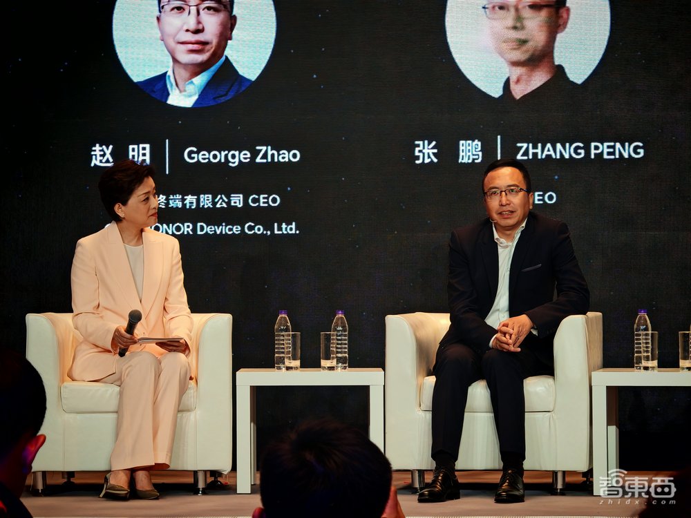 对话荣耀CEO赵明:AI让硬件有了灵魂,端侧AI是杀手锏,剧透折叠屏新机