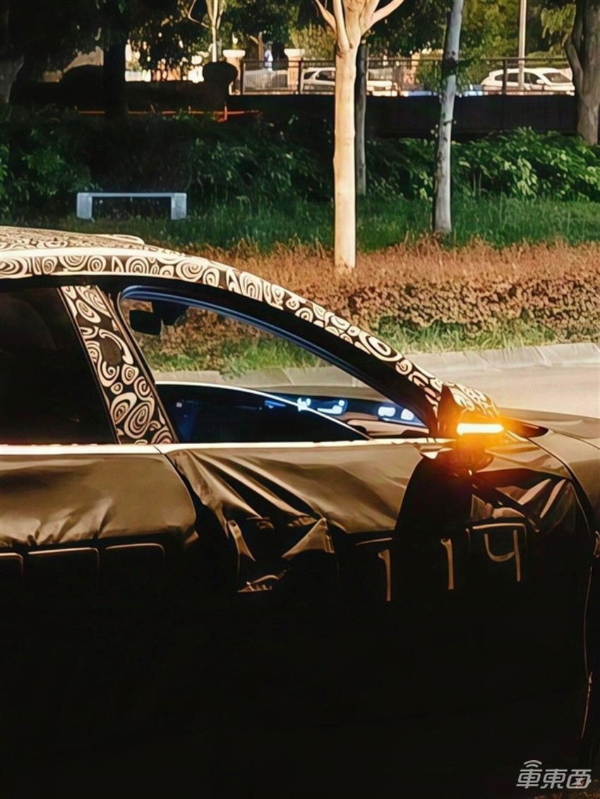 小米SUV内饰关键细节曝出:环绕式带鱼屏实锤,门板为双拼色