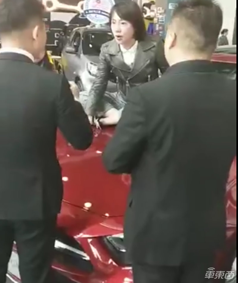 奔驰人设崩塌！激怒西安女硕士的到底是辆什么车？