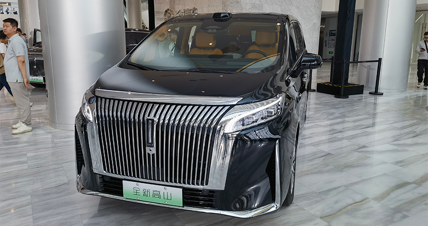 魏牌全新高山30.98万起售！全系标配智能驾驶辅助系统，支持车位到车位