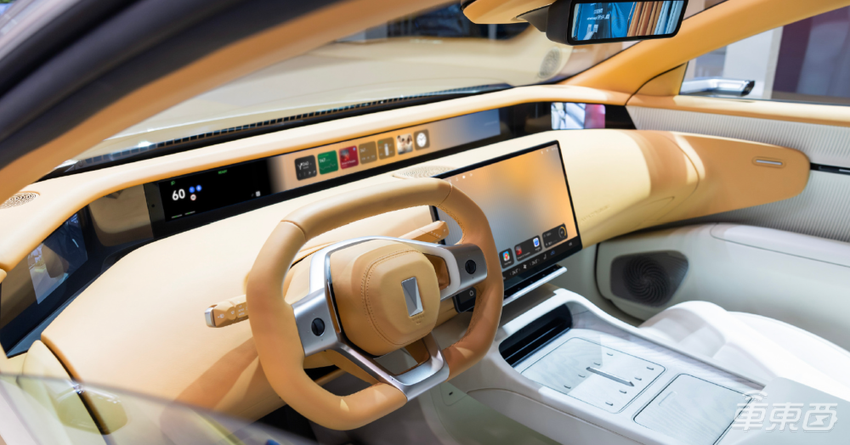 小米SUV内饰关键细节曝出:环绕式带鱼屏实锤,门板为双拼色
