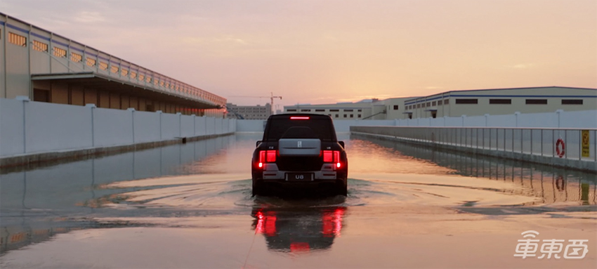 仰望U8展示应急浮水能力 将全系标配