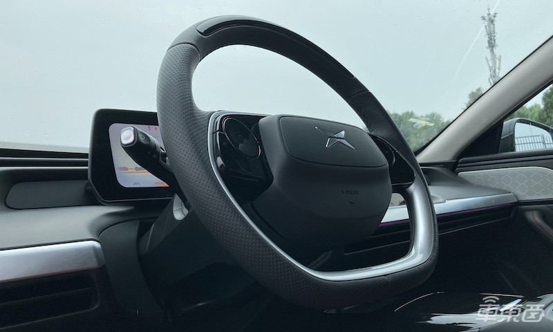 小鵬P7頂配版上路實(shí)測(cè) 駕駛表現(xiàn)優(yōu)異 回頭率超高