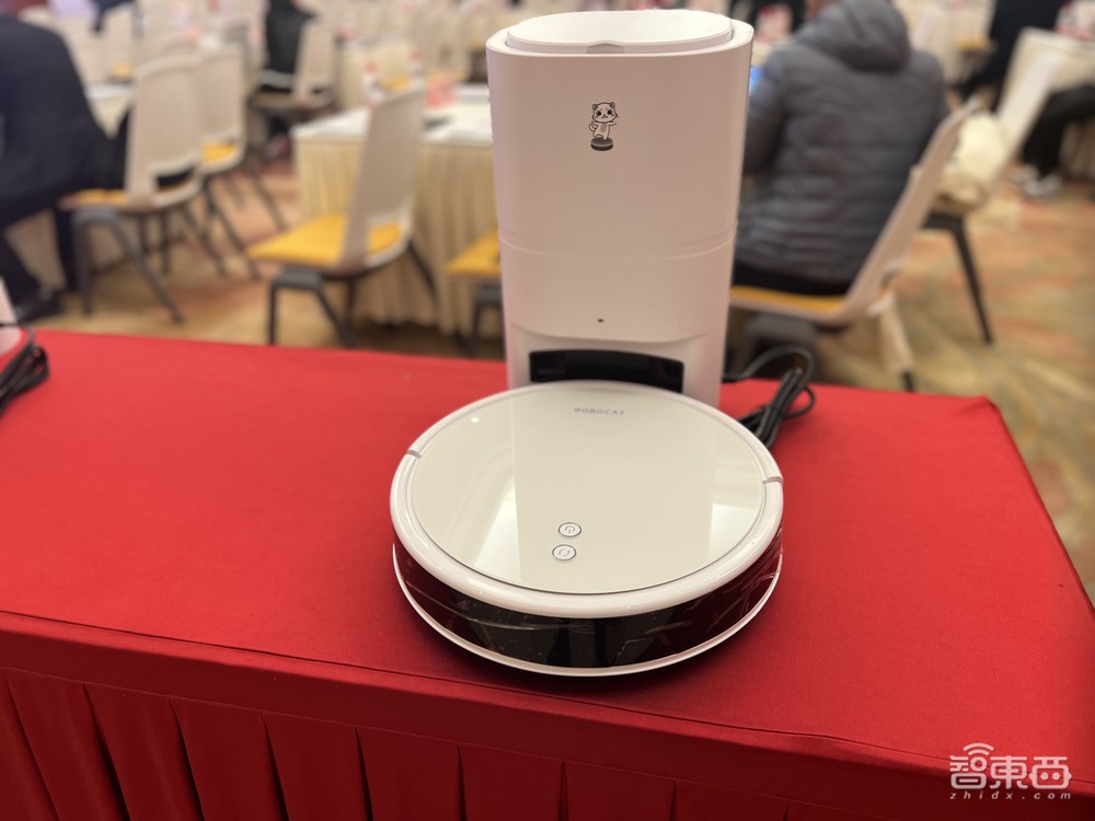 穿山甲机器人推出ChatGPT版迎宾机器人,售价9999元起,独家对话CEO宋育刚