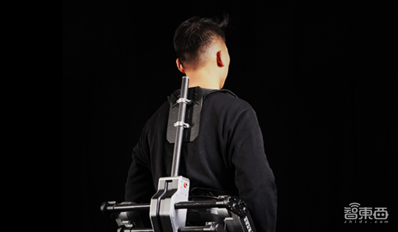 现实版《死亡搁浅》!外骨骼机器人送餐,外卖小哥背百斤重物轻松上楼