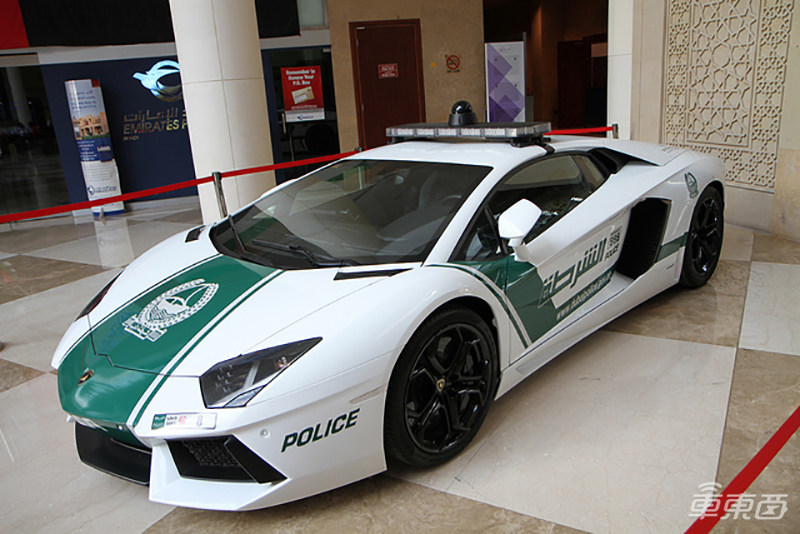 中东土豪真会玩!无人车当巡警,超级高铁飞行汽车也来了