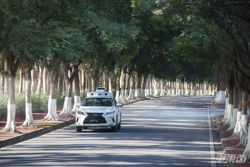 中美同时拿掉安全员，小马智行领跑自动驾驶下半场