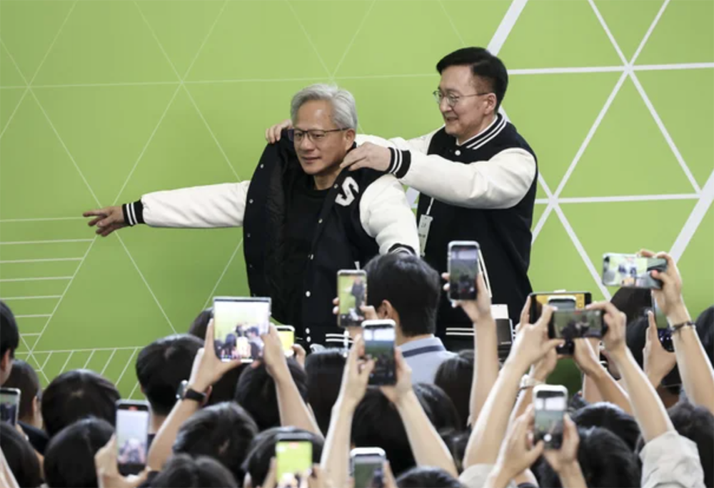 黄仁勋在韩国玩嗨了:送亲签5090,上综艺跳舞,喊话逢低买入