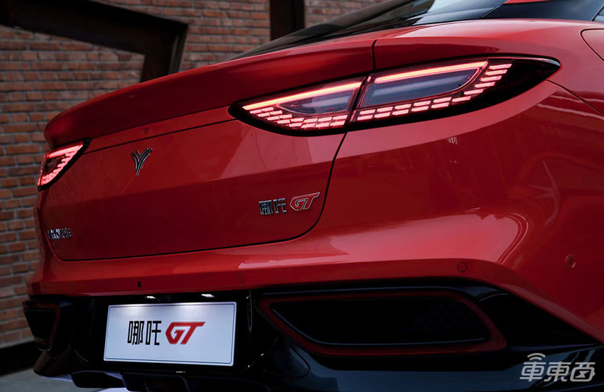 哪吒汽车首款双门四座纯电跑车亮相,基于山海平台打造