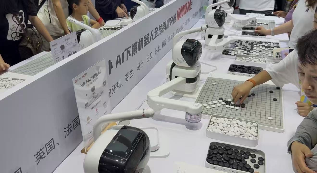 最贵97万搬回家，人形机器人天团涌入北京！暴走2万步玩命逛完，亮点都在这了