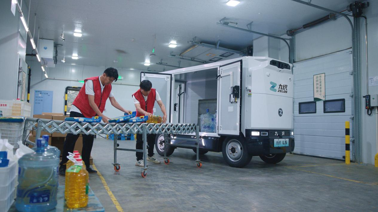 业界首台30分钟闪充、1.8吨重载RoboVan！九识L5投运半年：它如何成为同城货运的“效率神器”？