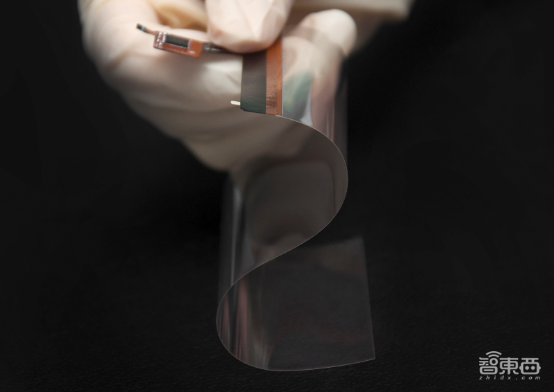 两年技术实现，6年年产280万片，柔宇如何在三星制霸的OLED领域换道超车？