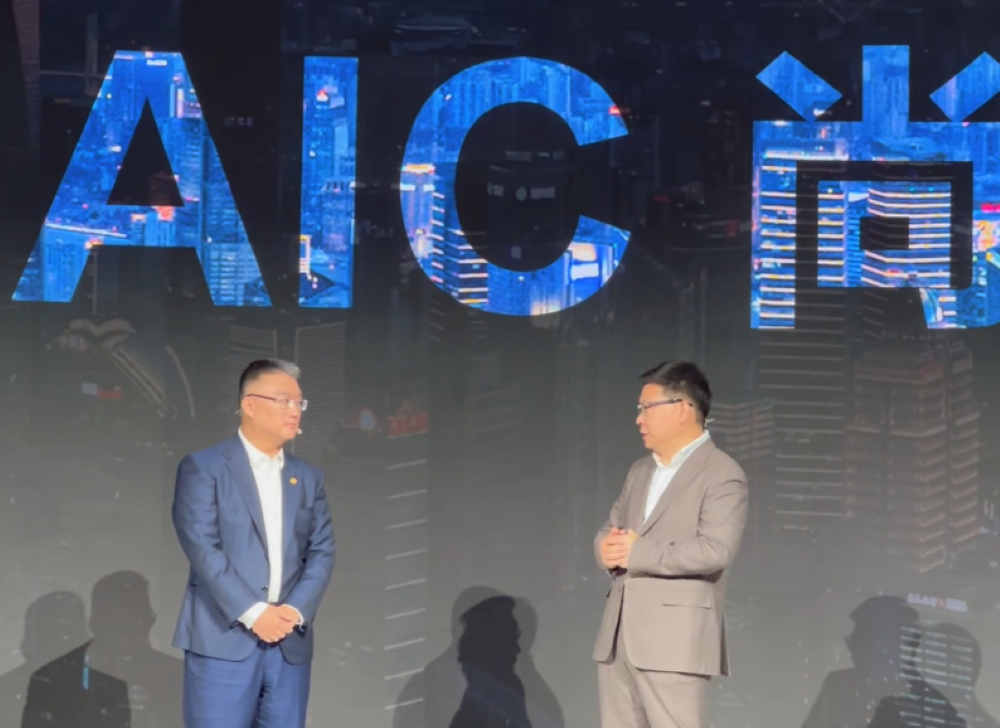 上海车展首日：雷军没来小米展台仍爆满，余承东预言新车“大爆”，何小鹏忙着遛“人”