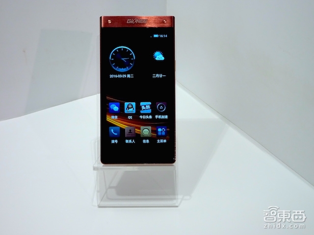 人手滑屏的时代 金立3999元推双屏+实体按键翻盖手机