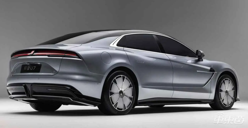 比亚迪仰望新车成精了！能爬楼梯能跳舞，62.8万开卖