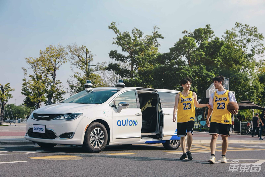 国内迈入无人驾驶时代!AutoX无人出租车开上闹市区,车里真没人