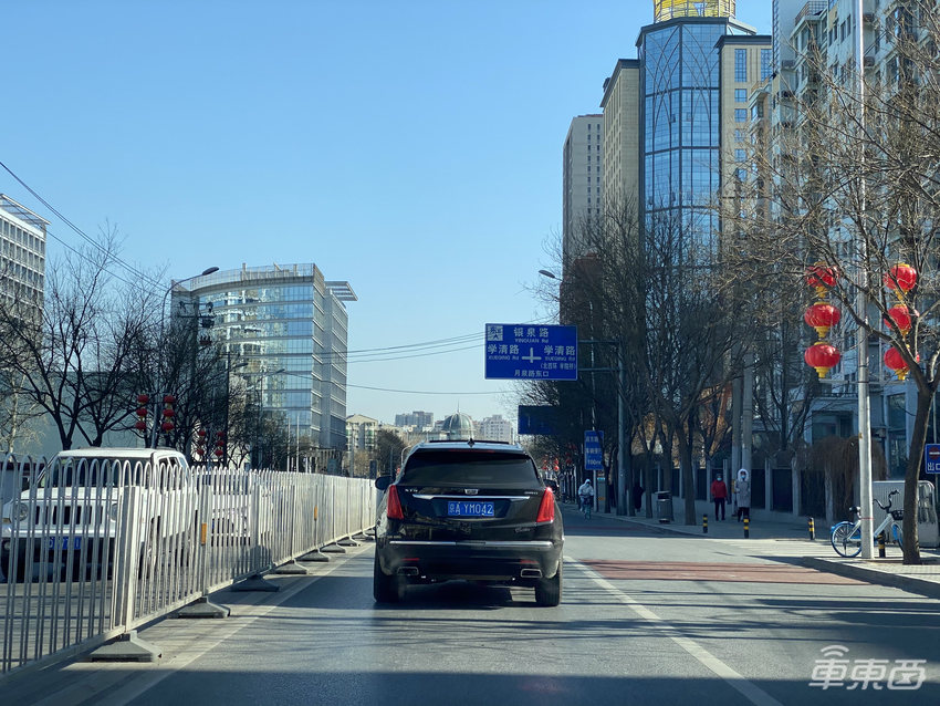 蔚来ES8开L2撞人又撞车，为啥装24个传感器都躲不开？