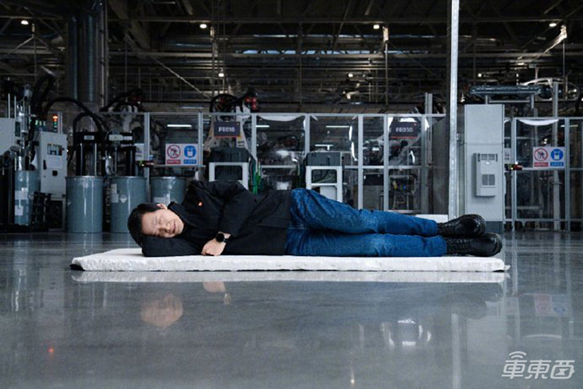 小米230天下线10万辆车!雷军学马斯克睡工厂,刷新车圈量产速度