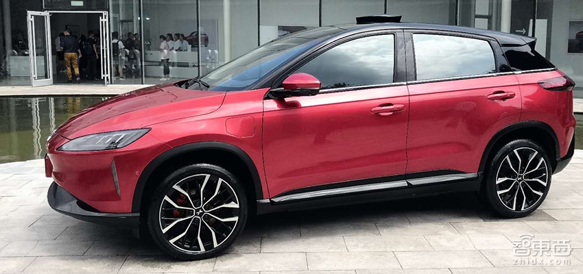 揭秘小鹏G3颜值升级：一款车漆就挑了一千个色号