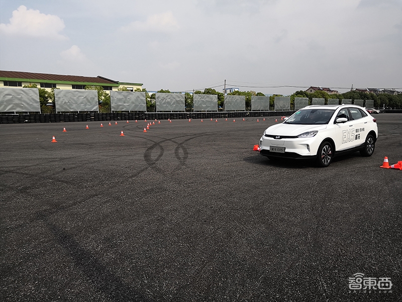 为90后造车的威马交卷了！试驾EX5我们发现20个关键点