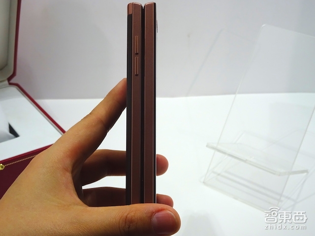 人手滑屏的时代 金立3999元推双屏+实体按键翻盖手机