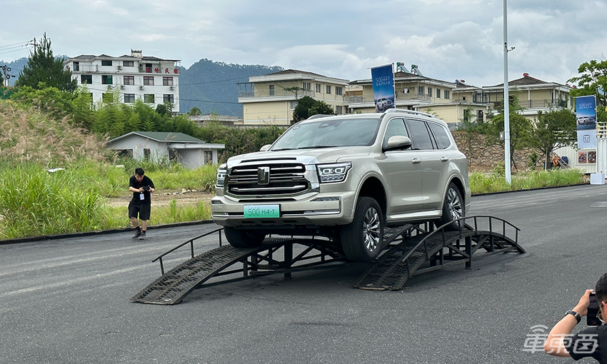 试驾坦克500插混版:越野和豪华全都有,普拉多最佳替代者?