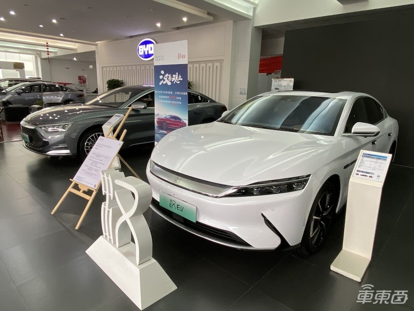 比亚迪汉创造销量神话背后：4S店全面对标Model 3，现场就能对比试驾