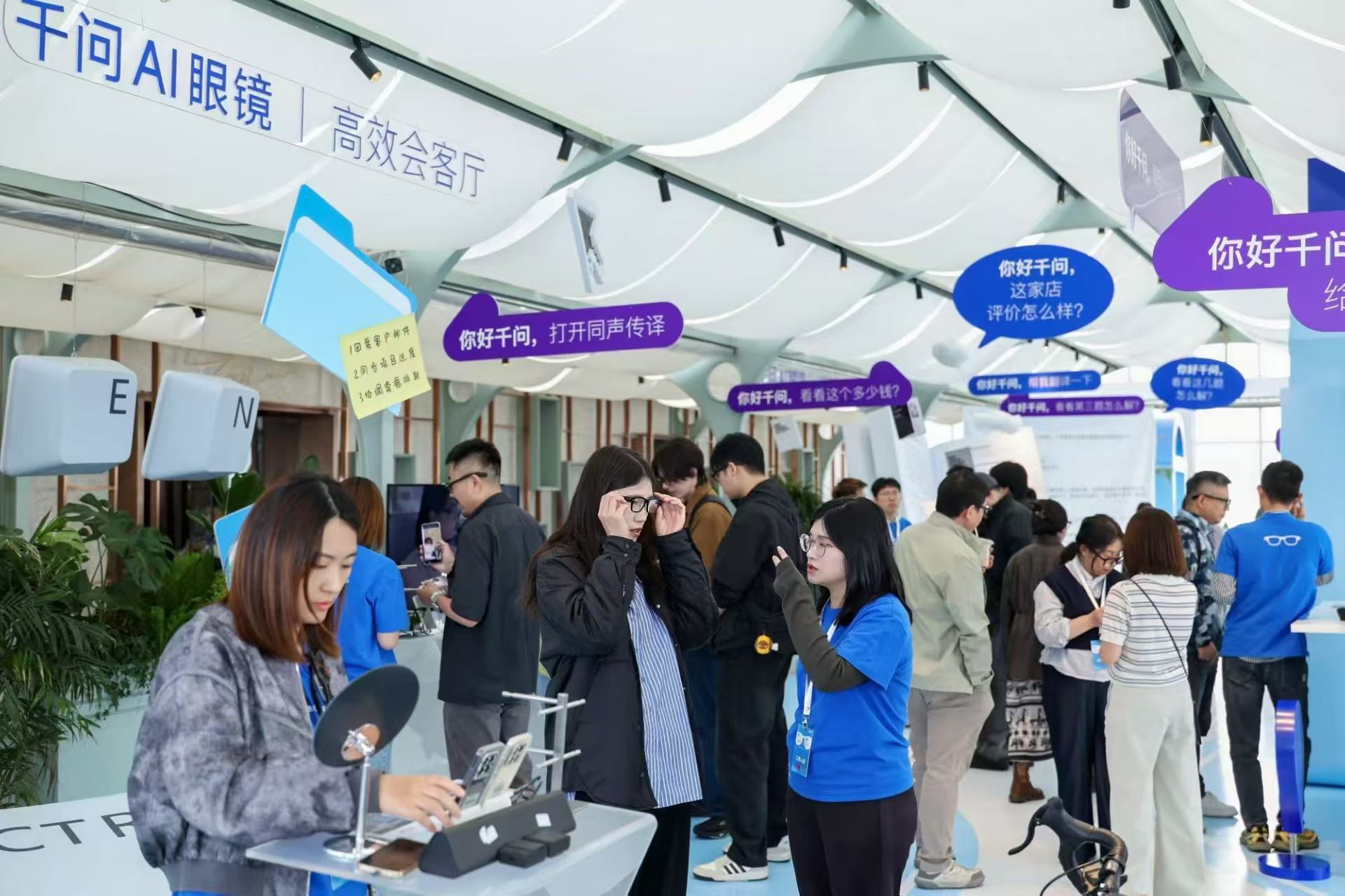 千问AI眼镜首次重大升级:看一眼扫单车,学会主动服务,首次实现3D空间显示